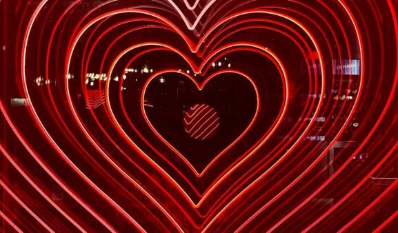 rotes neon Licht mit einem Herz