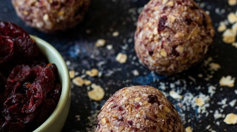 Energie-Kugeln mit Datteln & Kakaobutter – der gesunde Snack.
