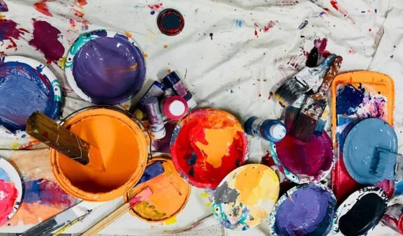 Kunstfarbe und Pinseln