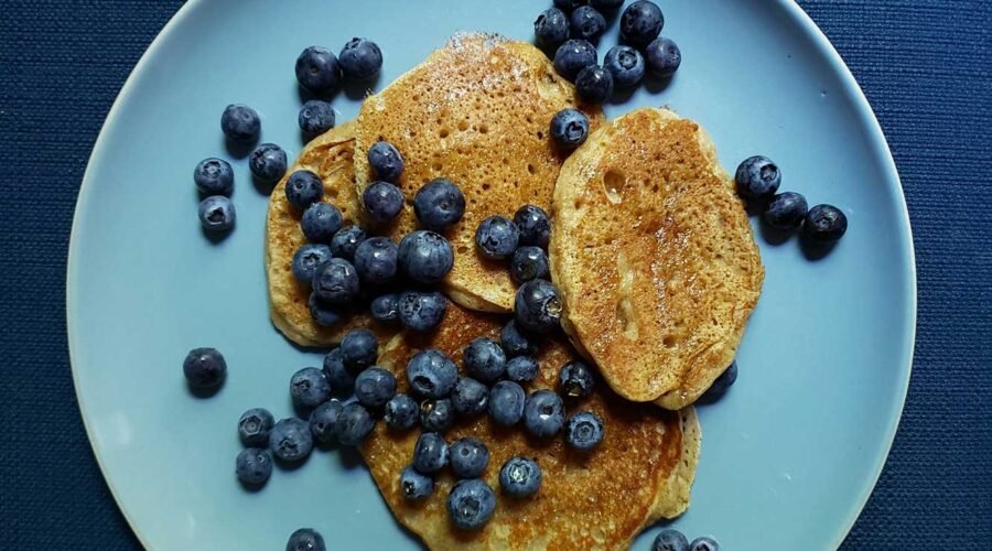Vegane Pancakes mit Blaubeeren.